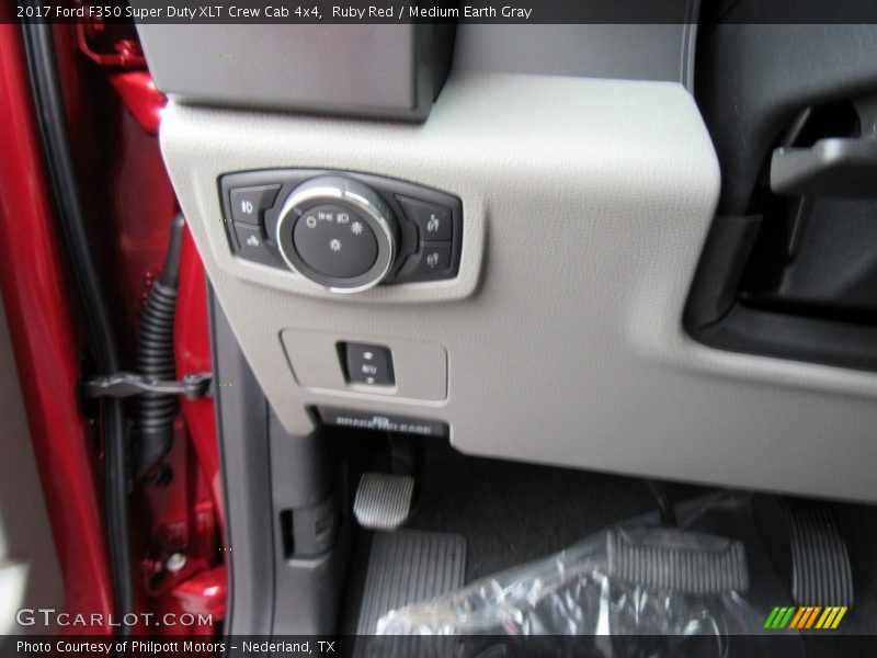 Controls of 2017 F350 Super Duty XLT Crew Cab 4x4