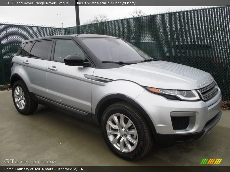 Front 3/4 View of 2017 Range Rover Evoque SE