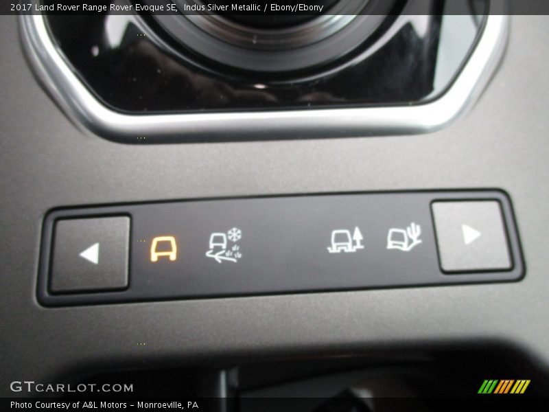 Indus Silver Metallic / Ebony/Ebony 2017 Land Rover Range Rover Evoque SE