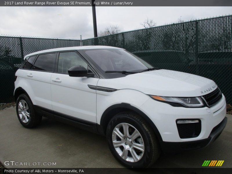 Front 3/4 View of 2017 Range Rover Evoque SE Premium