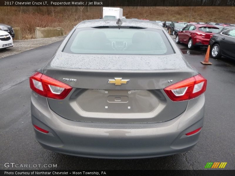 Pepperdust Metallic / Jet Black 2017 Chevrolet Cruze LT
