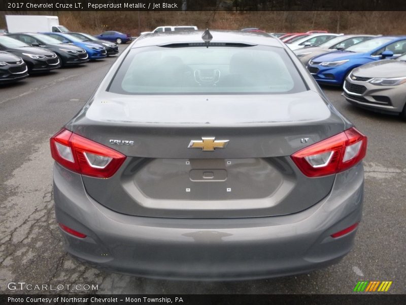 Pepperdust Metallic / Jet Black 2017 Chevrolet Cruze LT
