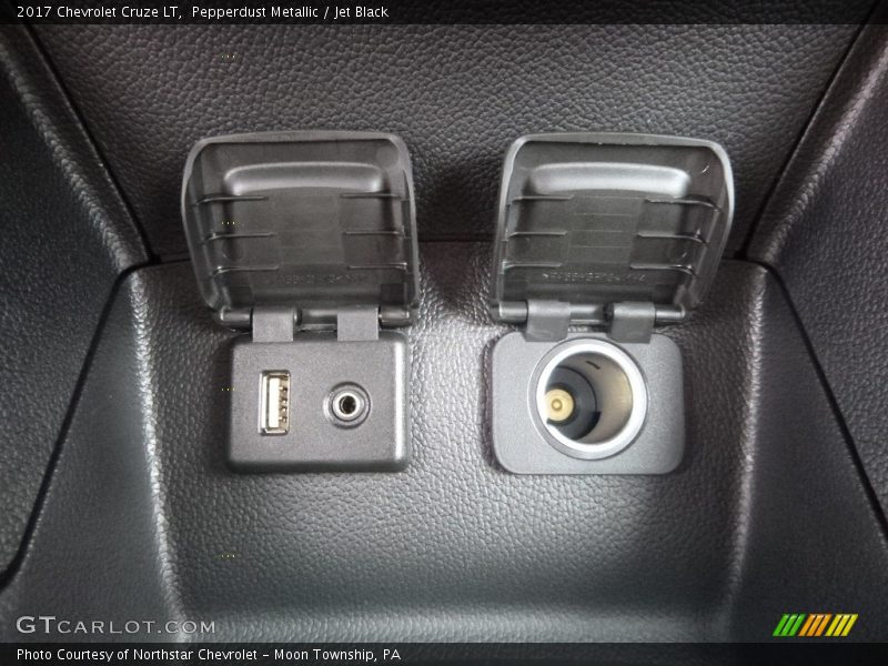 Pepperdust Metallic / Jet Black 2017 Chevrolet Cruze LT