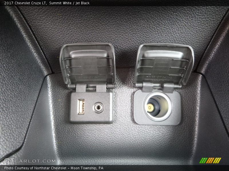 Summit White / Jet Black 2017 Chevrolet Cruze LT