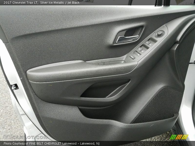 Silver Ice Metallic / Jet Black 2017 Chevrolet Trax LT