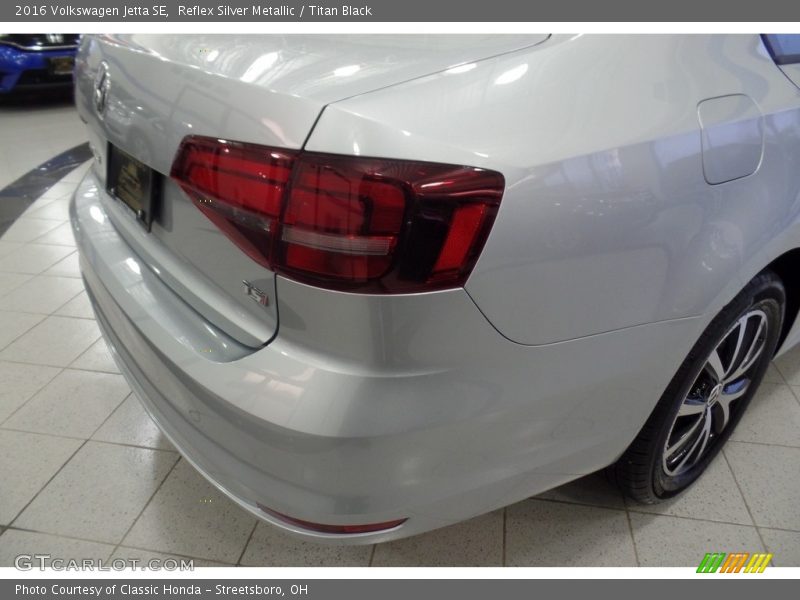 Reflex Silver Metallic / Titan Black 2016 Volkswagen Jetta SE