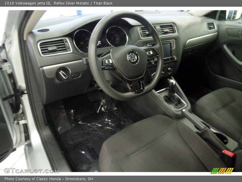 Reflex Silver Metallic / Titan Black 2016 Volkswagen Jetta SE