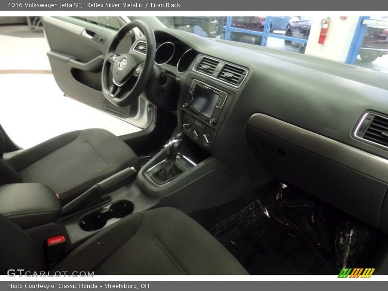 Reflex Silver Metallic / Titan Black 2016 Volkswagen Jetta SE