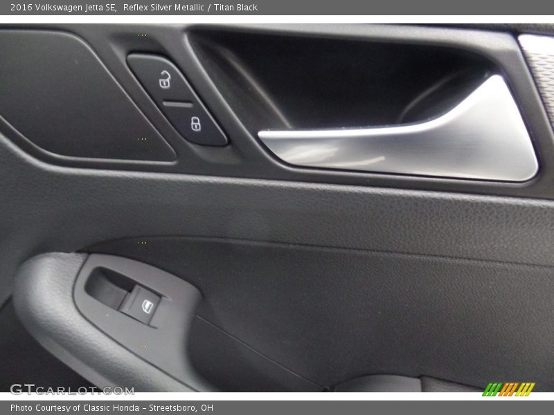 Reflex Silver Metallic / Titan Black 2016 Volkswagen Jetta SE