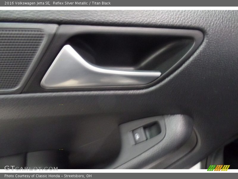 Reflex Silver Metallic / Titan Black 2016 Volkswagen Jetta SE