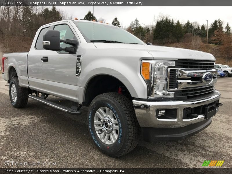 Front 3/4 View of 2017 F250 Super Duty XLT SuperCab 4x4