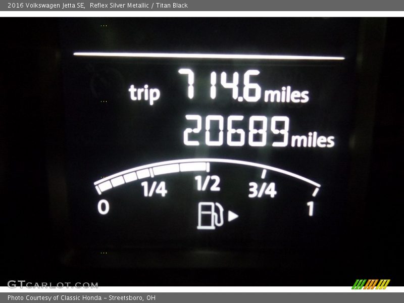 Reflex Silver Metallic / Titan Black 2016 Volkswagen Jetta SE