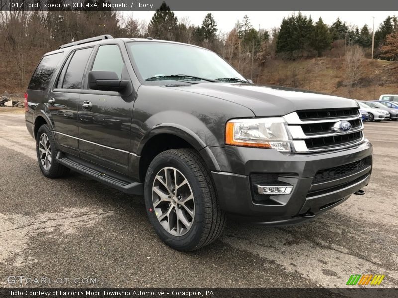 Front 3/4 View of 2017 Expedition XLT 4x4