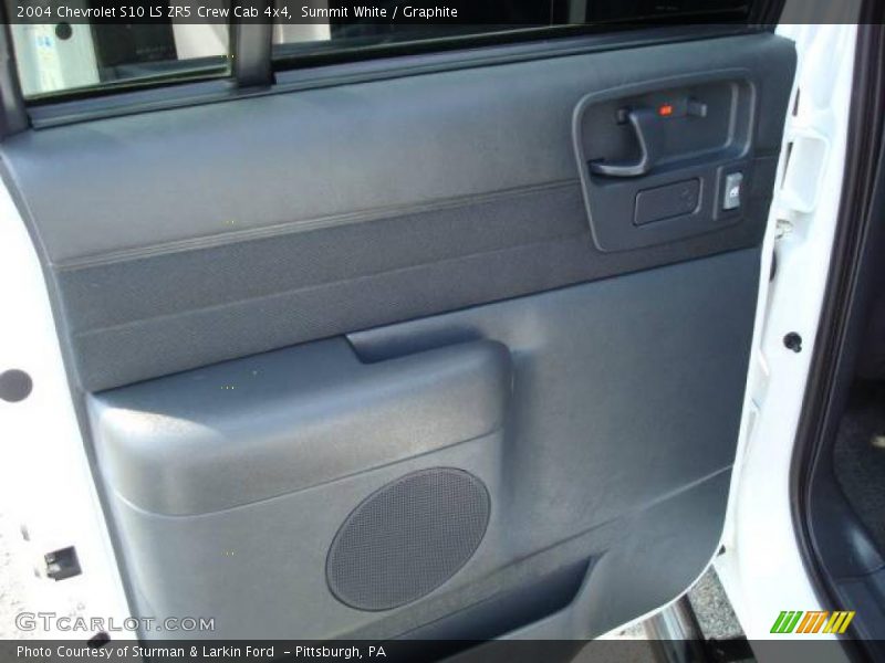 Summit White / Graphite 2004 Chevrolet S10 LS ZR5 Crew Cab 4x4
