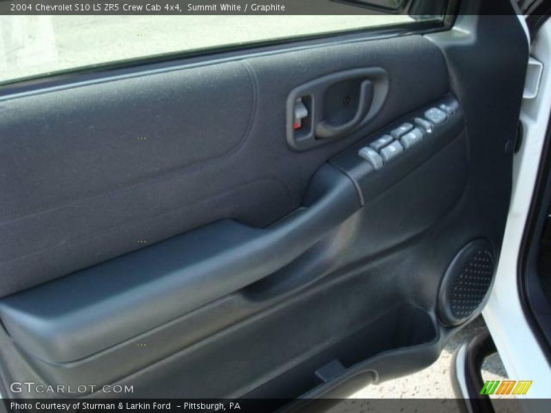 Summit White / Graphite 2004 Chevrolet S10 LS ZR5 Crew Cab 4x4