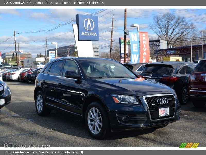 Deep Sea Blue Pearl Effect / Light Grey 2010 Audi Q5 3.2 quattro