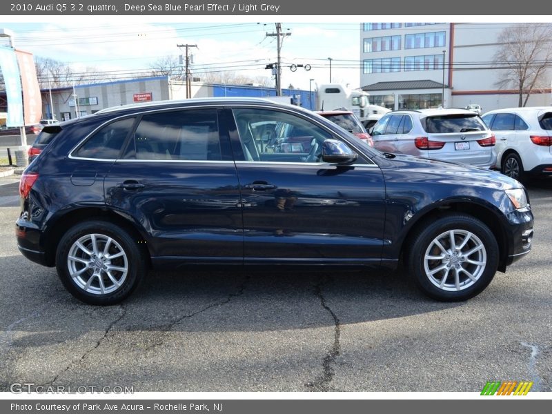 Deep Sea Blue Pearl Effect / Light Grey 2010 Audi Q5 3.2 quattro