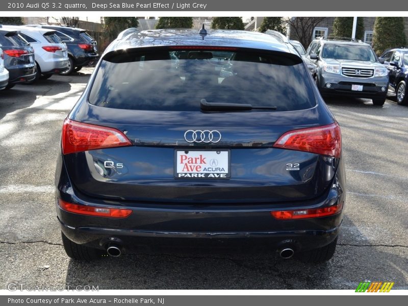 Deep Sea Blue Pearl Effect / Light Grey 2010 Audi Q5 3.2 quattro