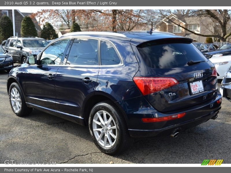 Deep Sea Blue Pearl Effect / Light Grey 2010 Audi Q5 3.2 quattro