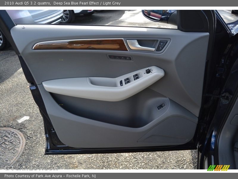 Deep Sea Blue Pearl Effect / Light Grey 2010 Audi Q5 3.2 quattro