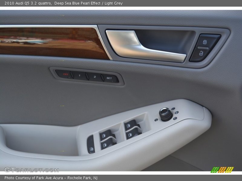 Deep Sea Blue Pearl Effect / Light Grey 2010 Audi Q5 3.2 quattro