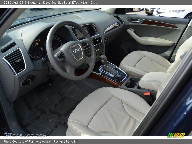 Deep Sea Blue Pearl Effect / Light Grey 2010 Audi Q5 3.2 quattro