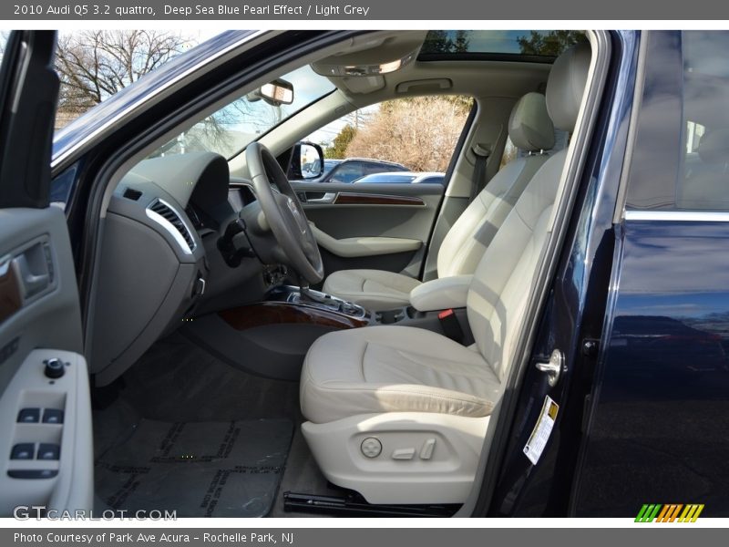 Deep Sea Blue Pearl Effect / Light Grey 2010 Audi Q5 3.2 quattro
