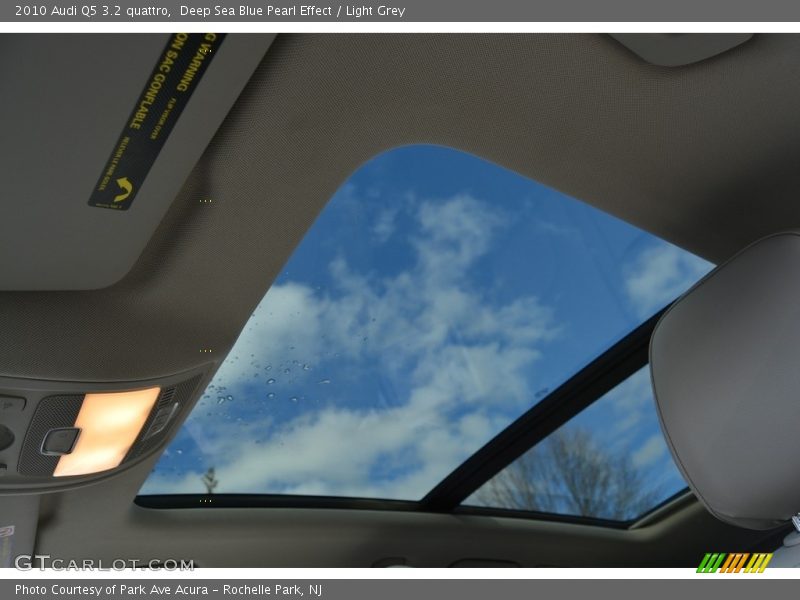 Deep Sea Blue Pearl Effect / Light Grey 2010 Audi Q5 3.2 quattro