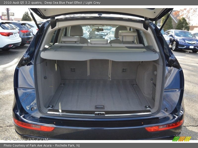 Deep Sea Blue Pearl Effect / Light Grey 2010 Audi Q5 3.2 quattro