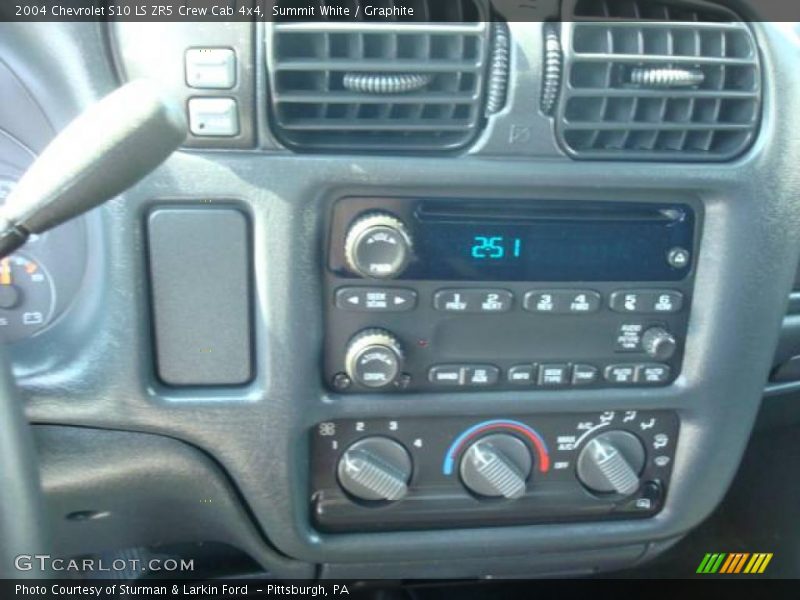 Summit White / Graphite 2004 Chevrolet S10 LS ZR5 Crew Cab 4x4