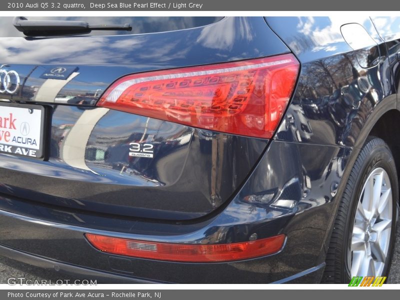 Deep Sea Blue Pearl Effect / Light Grey 2010 Audi Q5 3.2 quattro
