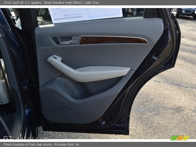 Deep Sea Blue Pearl Effect / Light Grey 2010 Audi Q5 3.2 quattro
