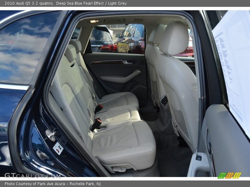 Deep Sea Blue Pearl Effect / Light Grey 2010 Audi Q5 3.2 quattro