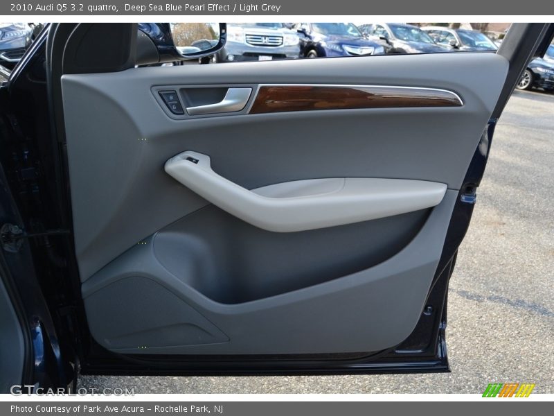 Deep Sea Blue Pearl Effect / Light Grey 2010 Audi Q5 3.2 quattro