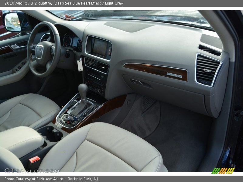Deep Sea Blue Pearl Effect / Light Grey 2010 Audi Q5 3.2 quattro