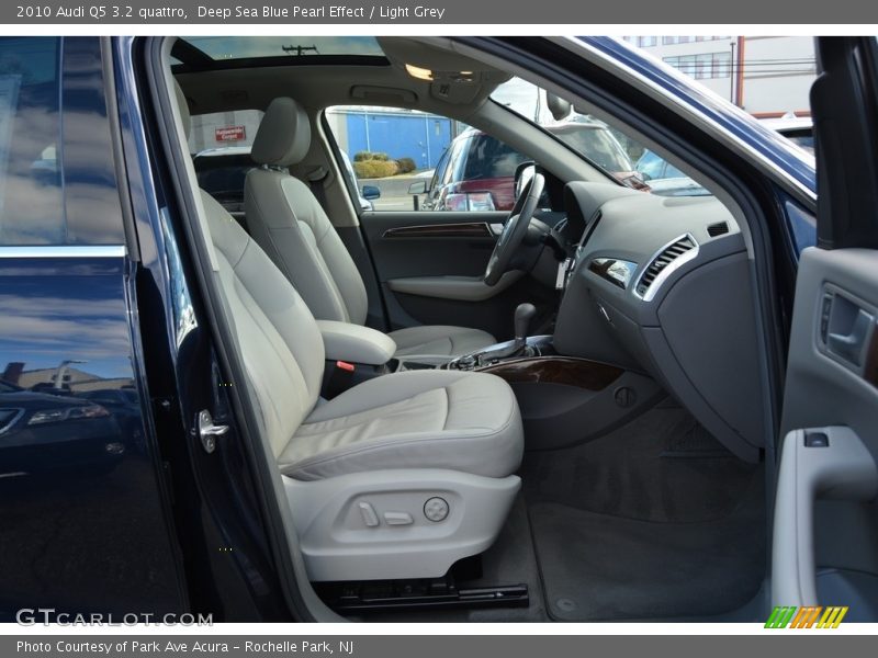 Deep Sea Blue Pearl Effect / Light Grey 2010 Audi Q5 3.2 quattro
