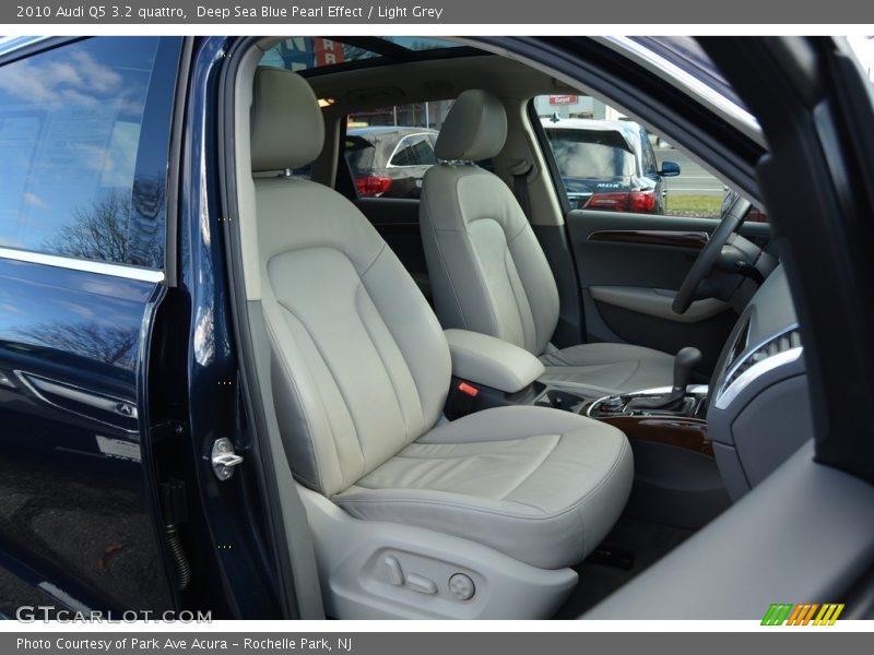 Deep Sea Blue Pearl Effect / Light Grey 2010 Audi Q5 3.2 quattro