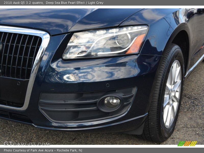 Deep Sea Blue Pearl Effect / Light Grey 2010 Audi Q5 3.2 quattro