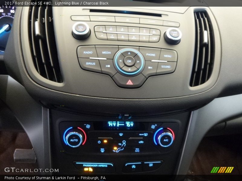 Lightning Blue / Charcoal Black 2017 Ford Escape SE 4WD