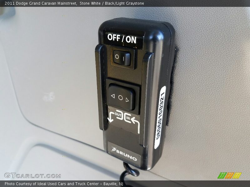 Stone White / Black/Light Graystone 2011 Dodge Grand Caravan Mainstreet