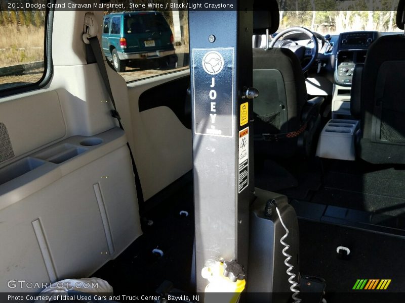 Stone White / Black/Light Graystone 2011 Dodge Grand Caravan Mainstreet