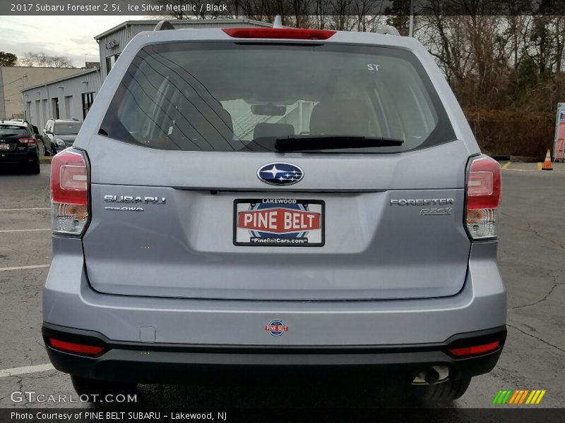 Ice Silver Metallic / Black 2017 Subaru Forester 2.5i