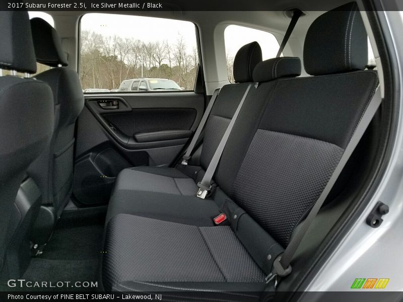 Ice Silver Metallic / Black 2017 Subaru Forester 2.5i
