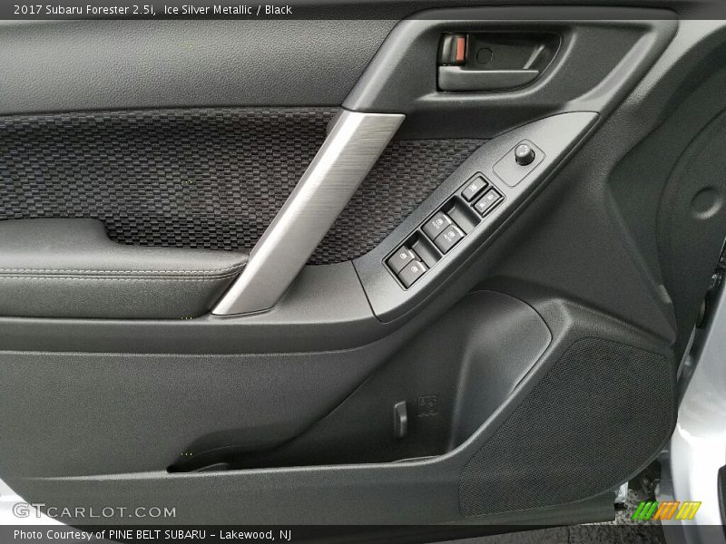 Ice Silver Metallic / Black 2017 Subaru Forester 2.5i