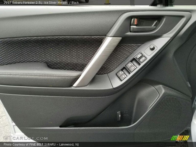 Ice Silver Metallic / Black 2017 Subaru Forester 2.5i