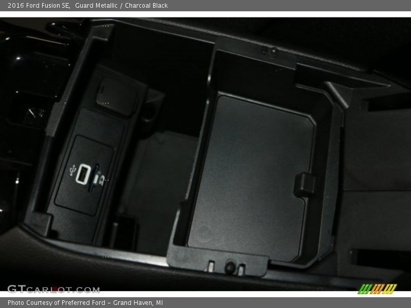 Guard Metallic / Charcoal Black 2016 Ford Fusion SE