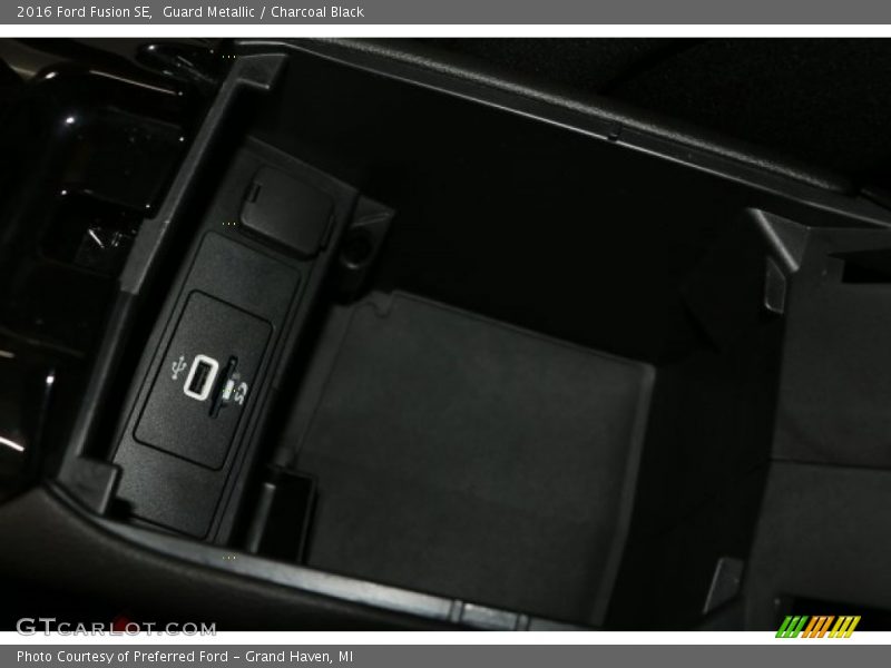 Guard Metallic / Charcoal Black 2016 Ford Fusion SE