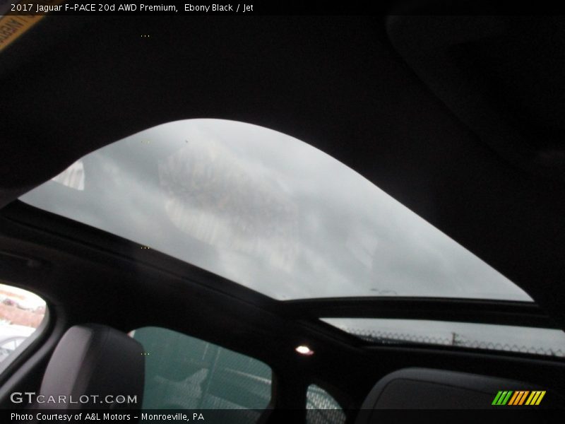 Sunroof of 2017 F-PACE 20d AWD Premium