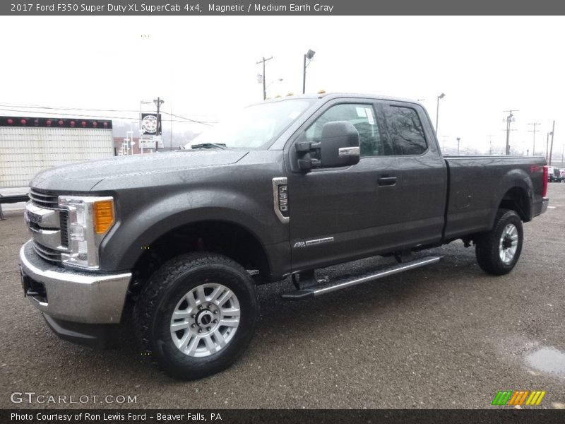 Front 3/4 View of 2017 F350 Super Duty XL SuperCab 4x4