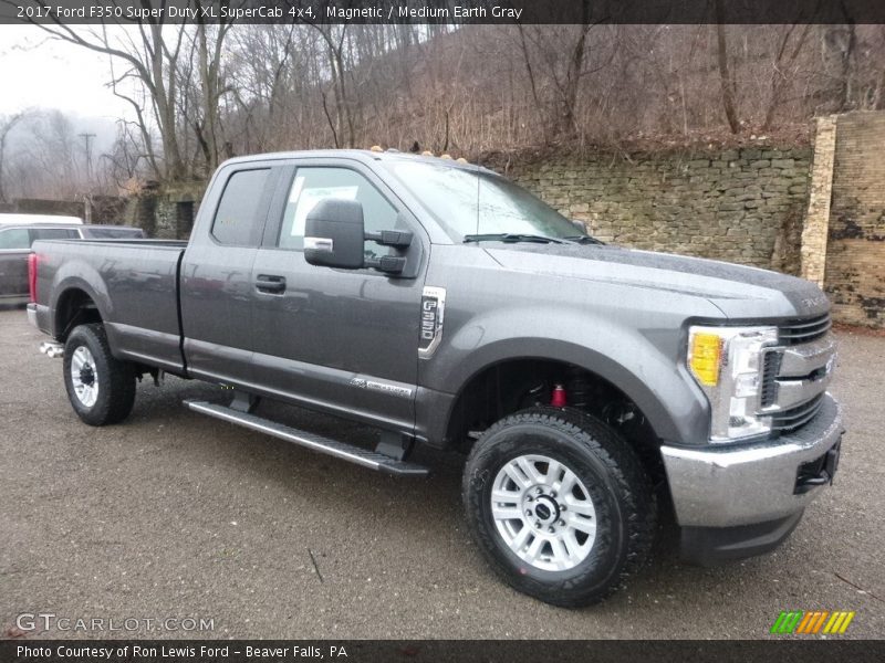 Front 3/4 View of 2017 F350 Super Duty XL SuperCab 4x4